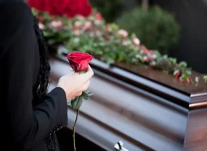 fleurs dans un vase dans un cimetiere