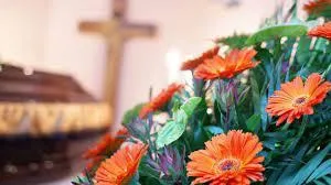 fleurs dans un vase dans un cimetiere