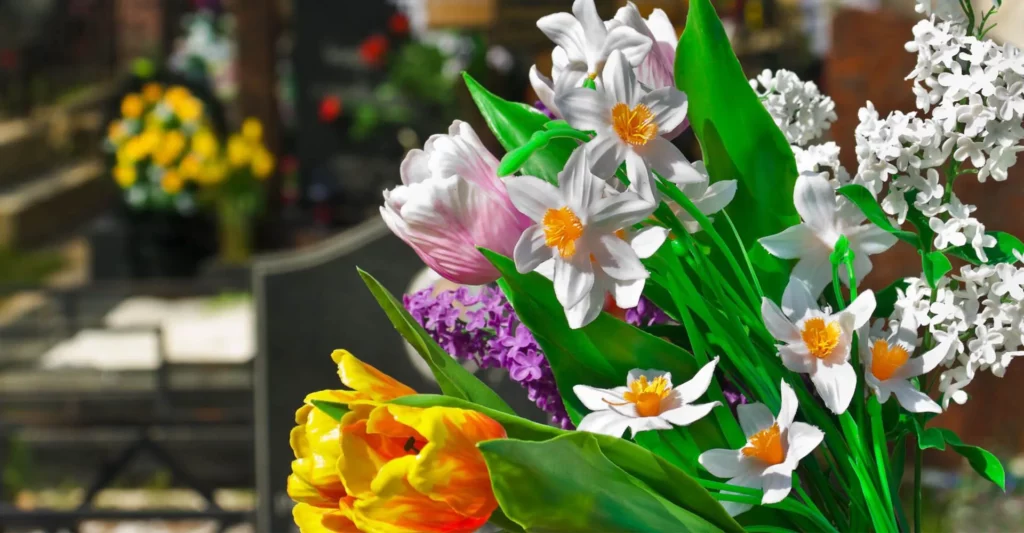 Bouquet de fleurs de deuil composant un hommage funéraire dans un cimetière